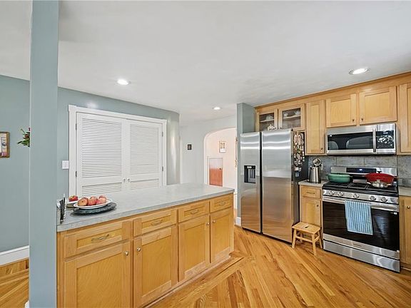 5th image of 214 Sir Oliver Rd