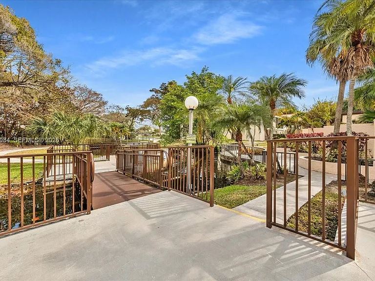 2240 N Cypress Bend Dr #204 — Photo 36