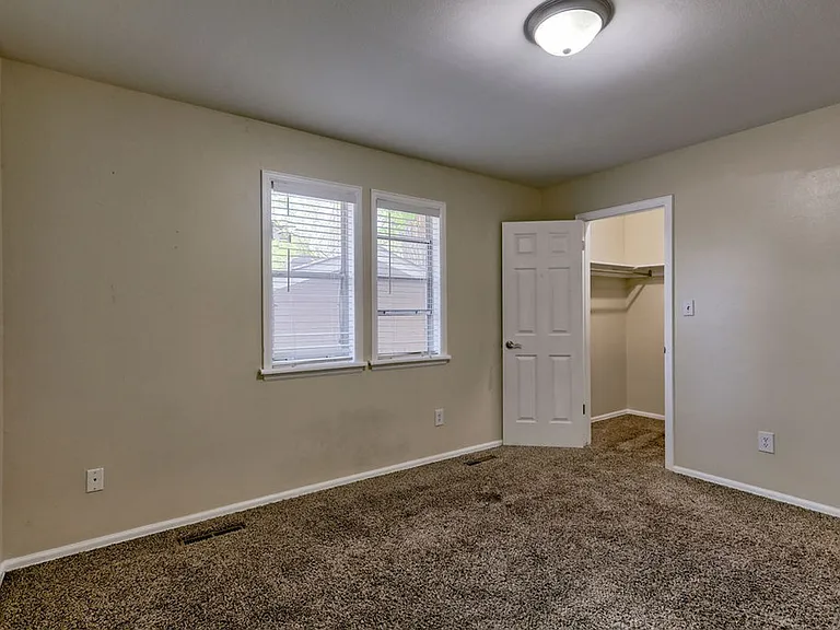1306 Woodcrest Ct — Photo 9