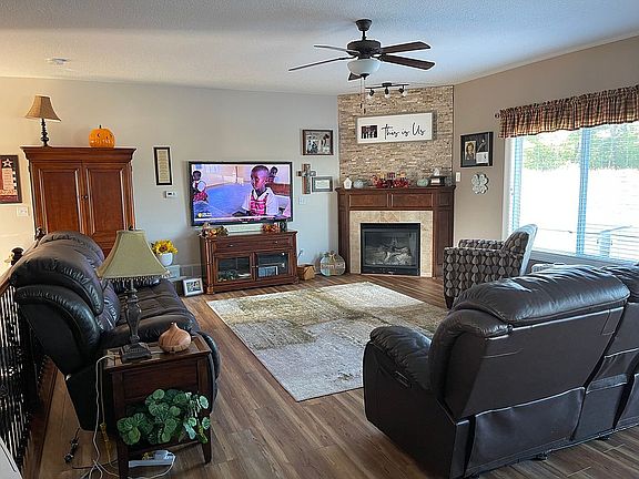 5th image of 230 SE Trillium Dr