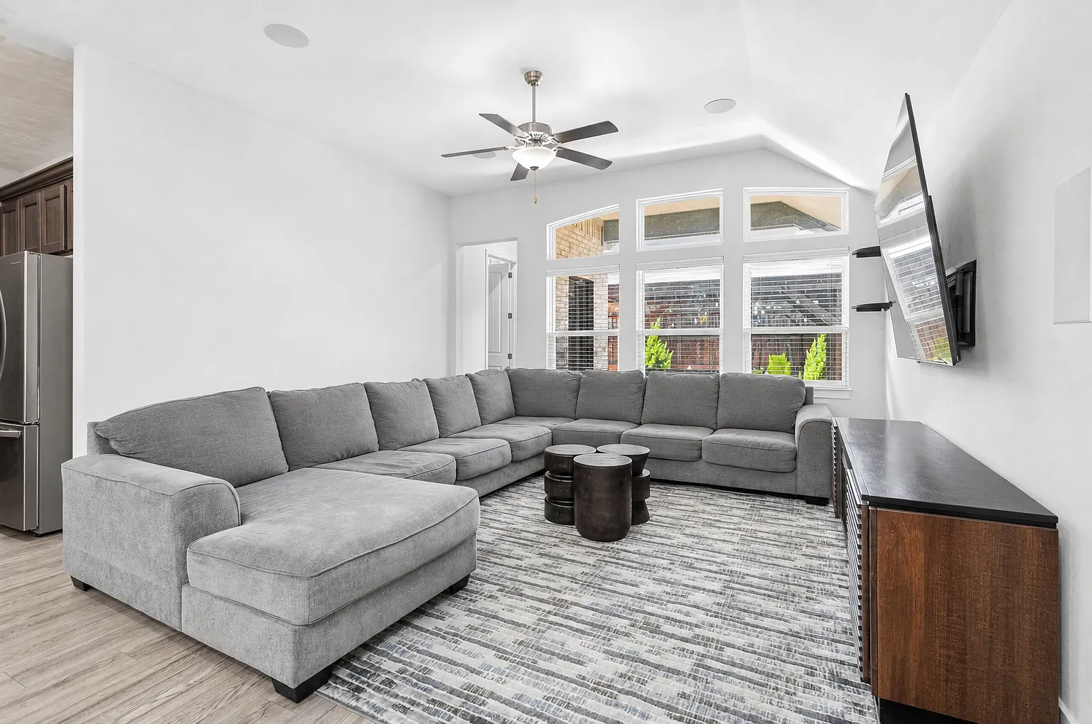 4 bed, 2191 sqft, $3,300 — Photo 3