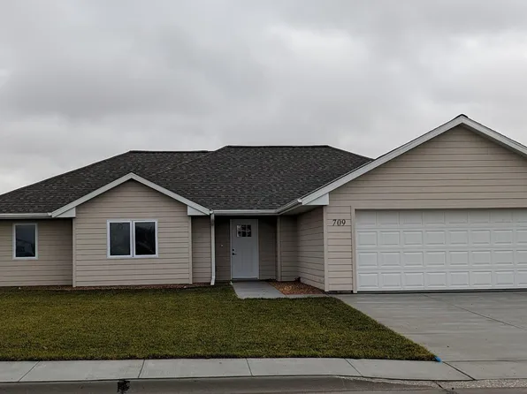 709 E 19th St, Cozad, NE 69130