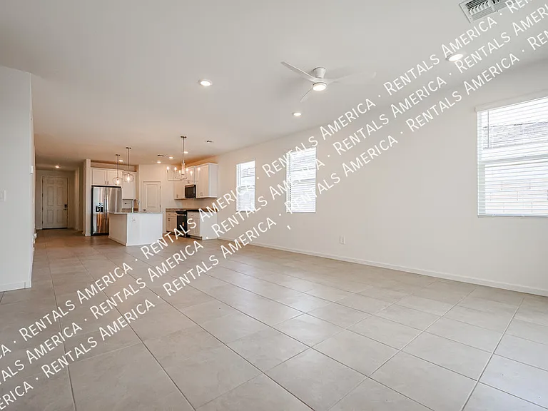 3380 N Camden Dr — Photo 13