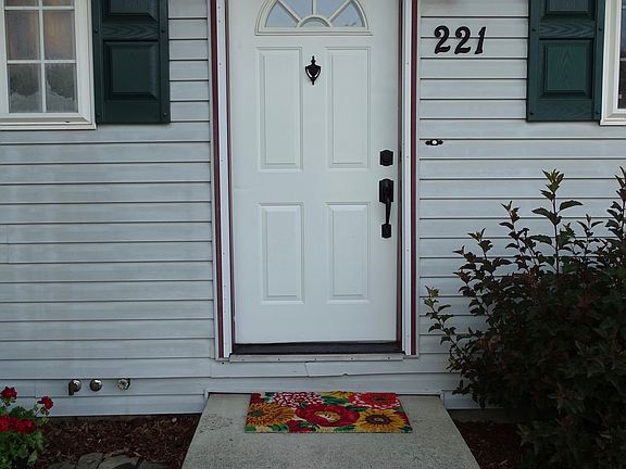 2nd image of 221 W Cottonwood St