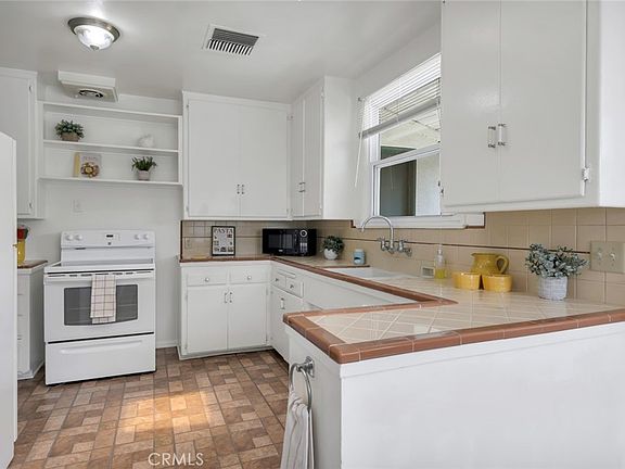 3rd image of 400 University Ave