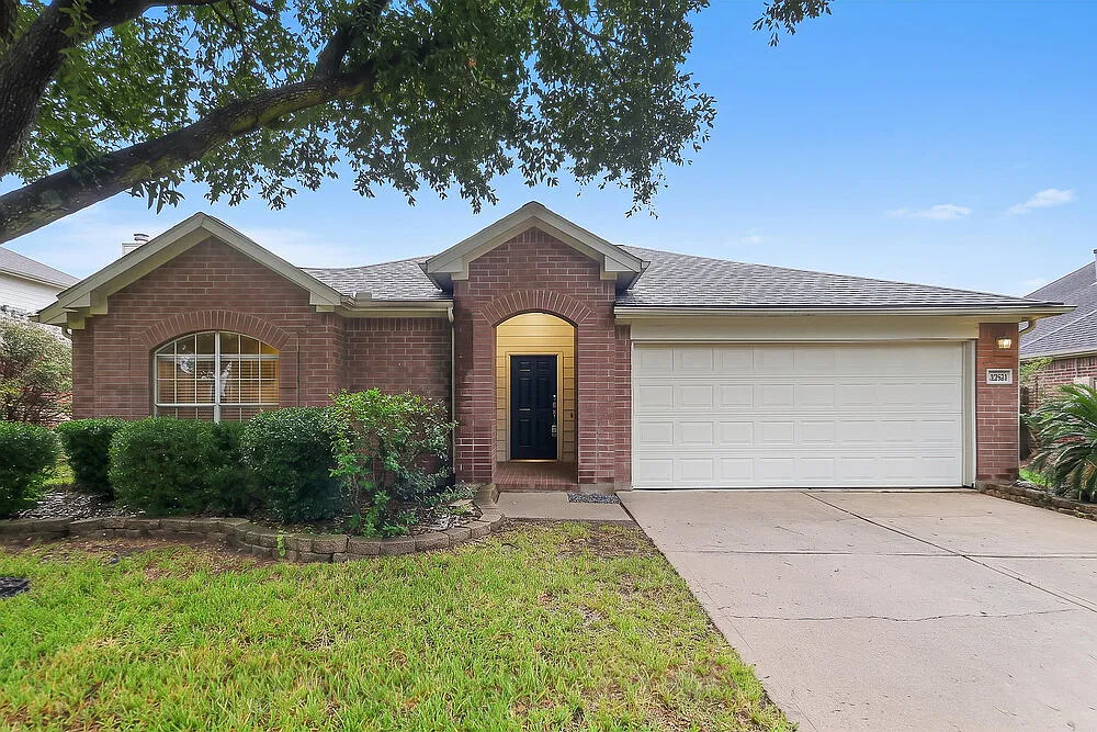 3 bed, 2.0 bath, 1637 sqft, $1,980 — Photo 1