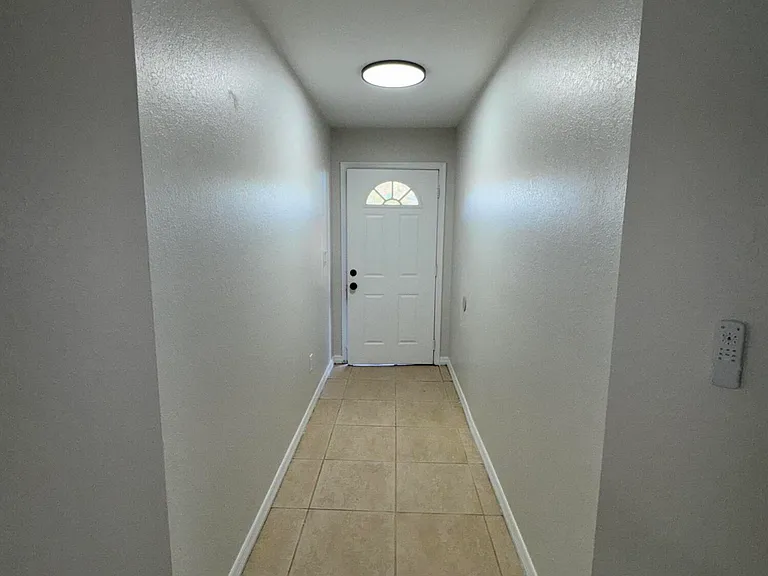 618 NE 1st St #A — Photo 2