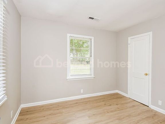 5th image of 935 James Ave