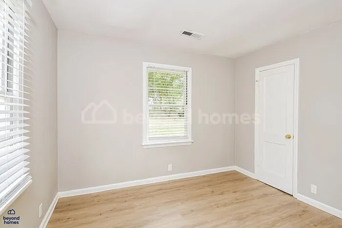 935 James Ave — Photo 5