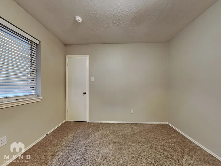 225 Bedford Ln — Photo 13