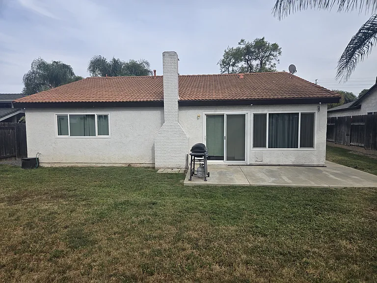 1454 Emerald St — Photo 28