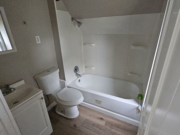 3rd image of 1031 Benton St #St2