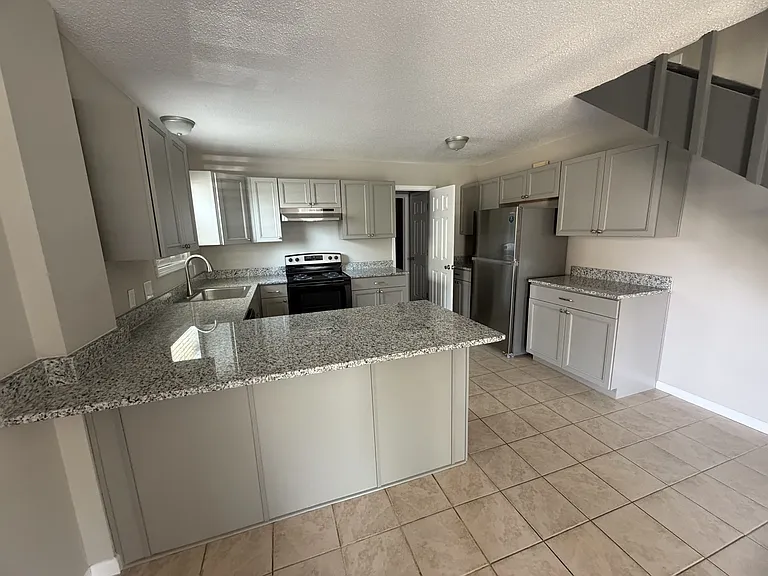 124 Hampton Dr #1 — Photo 3