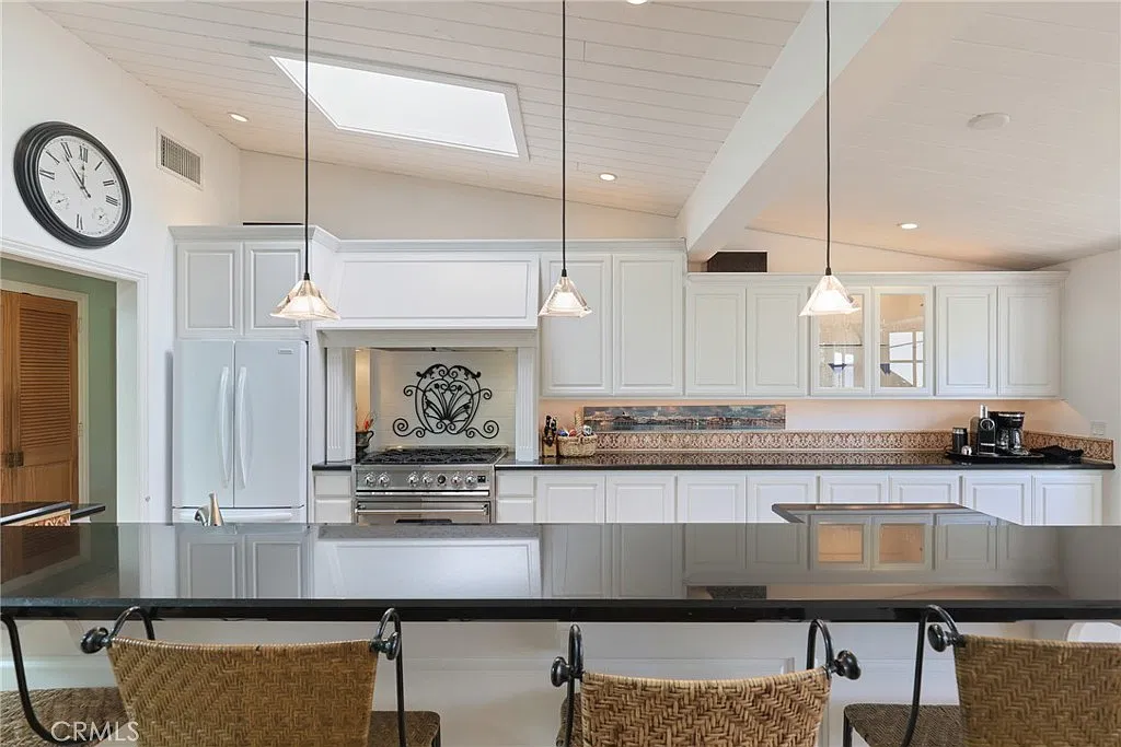 3 bed, 1972 sqft, $7,400 — Photo 1