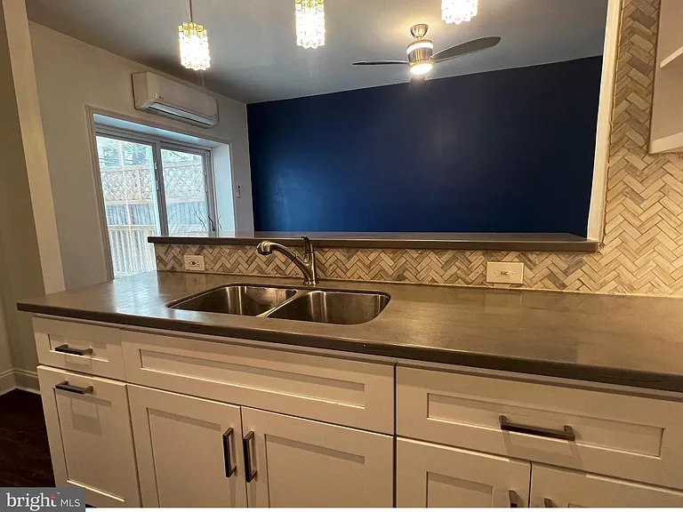 248 E Queen Ln — Photo 7