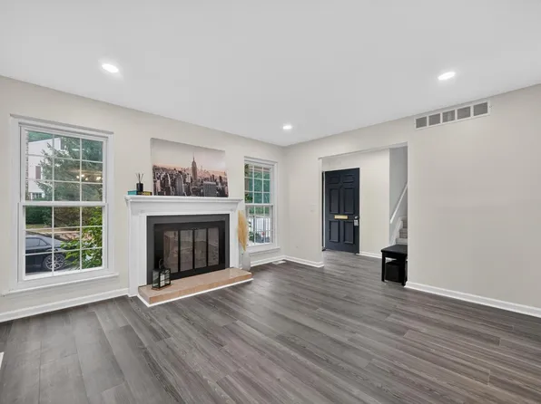 21344 E Glen Haven Cir, Northville, MI 48167