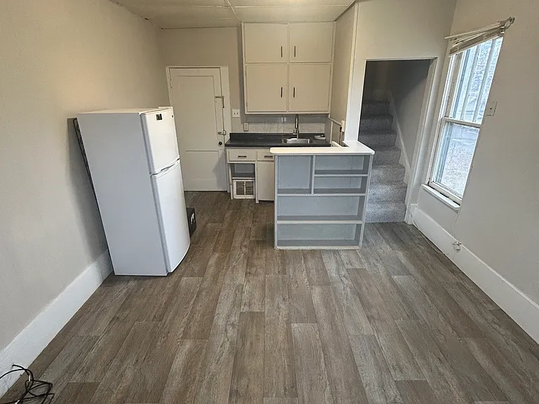 1118 W 8th St #4 — Photo 3