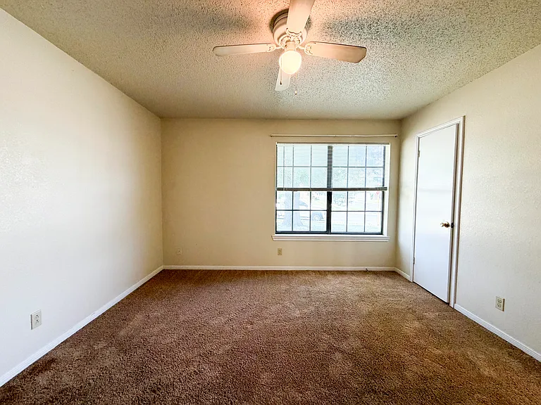 2607 Bluebonnet Dr — Photo 12
