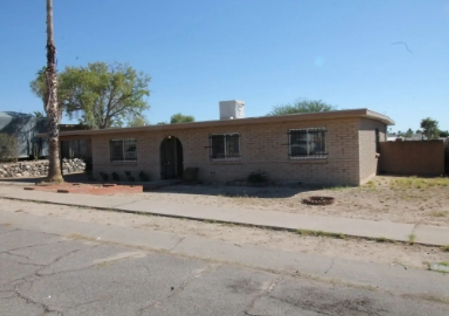 Spacious 4bd/2ba Featuring Central A/C and Large Private Yard — Photo 3
