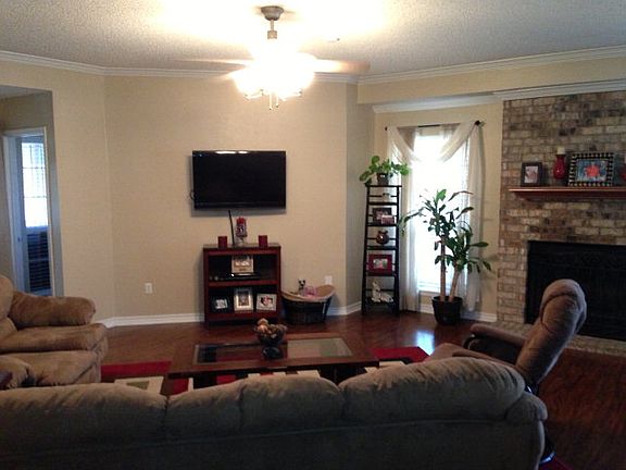 2nd image of 1002 Lindsey Ln