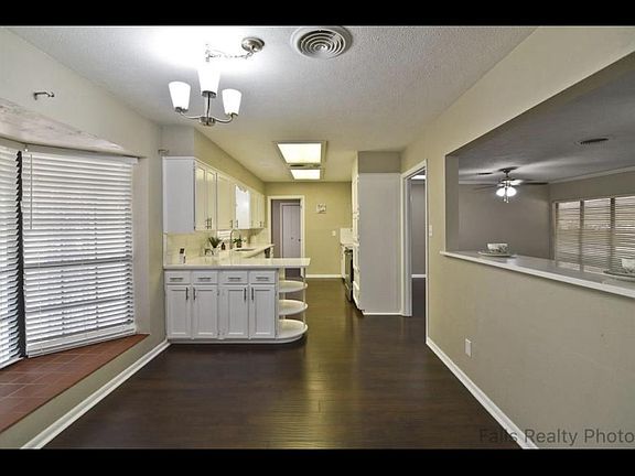 3rd image of 2606 Chase Dr