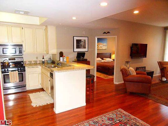 3rd image of 1522 S Saltair Ave APT 202