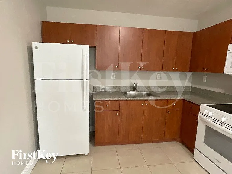 2435 Liberty St — Photo 7