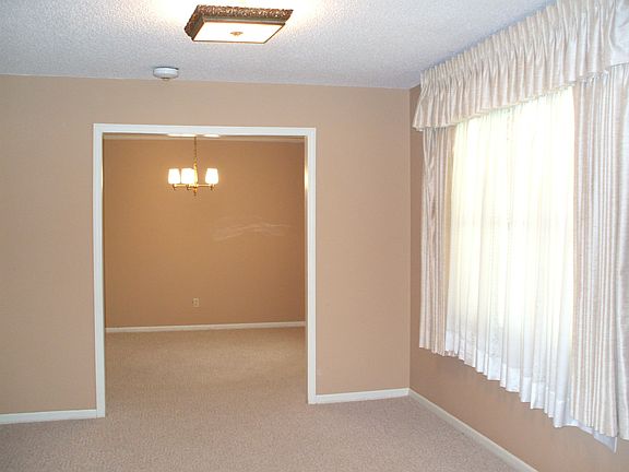 4th image of 82 Wood St