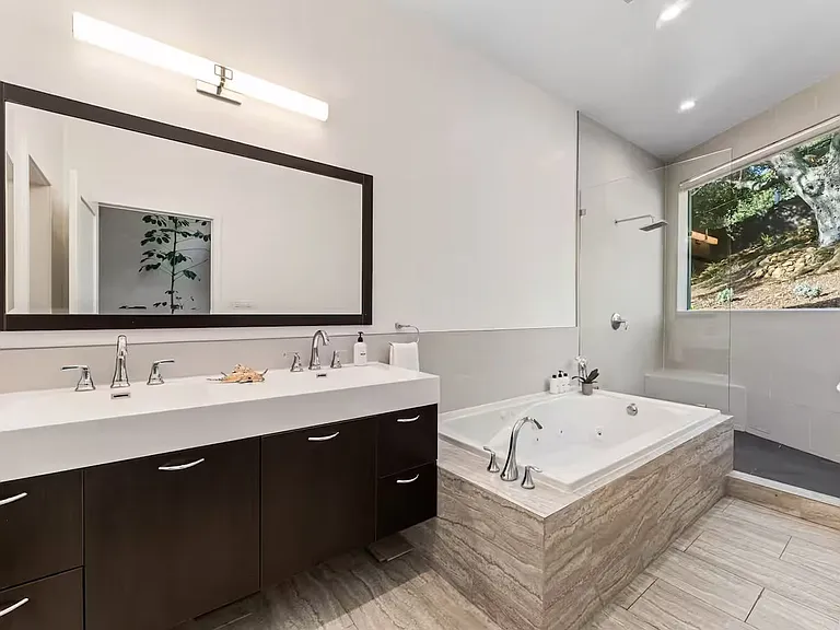 3795 Fredonia Dr — Photo 32