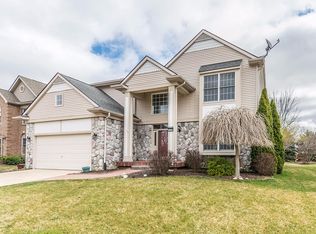 1174 Shetland Dr, South Lyon, MI