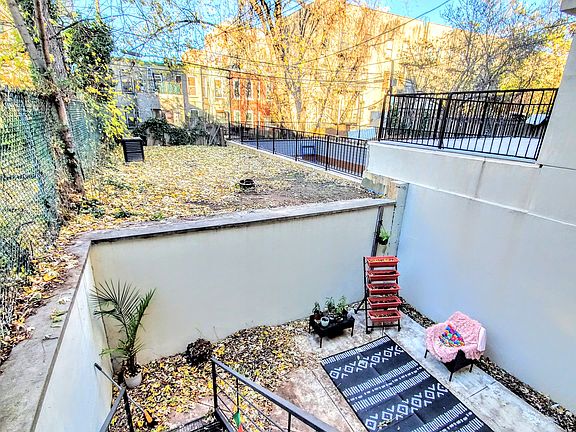 4th image of 1487 Sterling Pl #1R