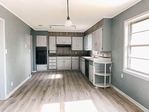 3rd image of 1006 Farm Road 71 E