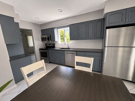 3rd image of 5 Boxwood Dr