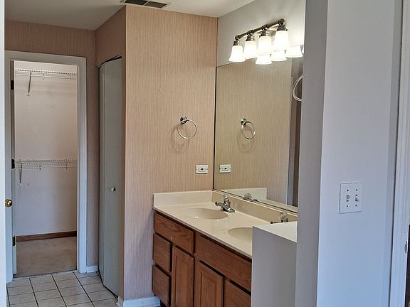 3rd image of 1154 Hawthorne Ln
