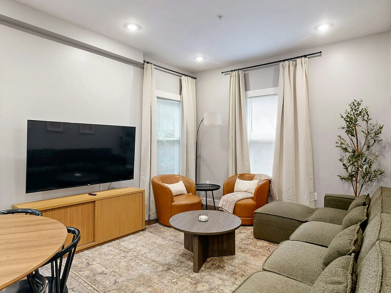 4 bed, 1250 sqft, $4,400 — Photo 4