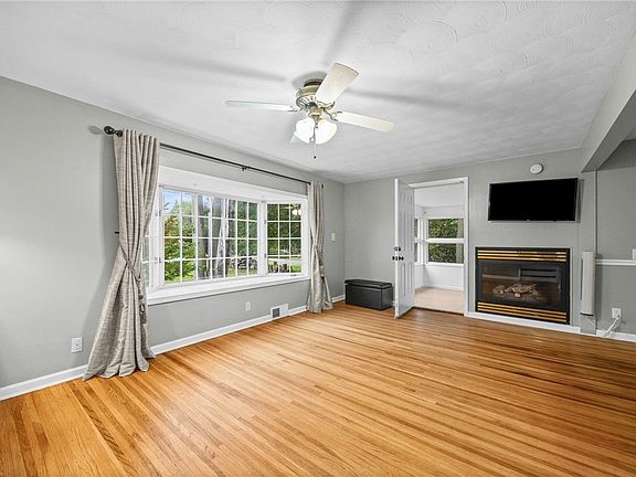 3rd image of 1566 Crittenden Rd