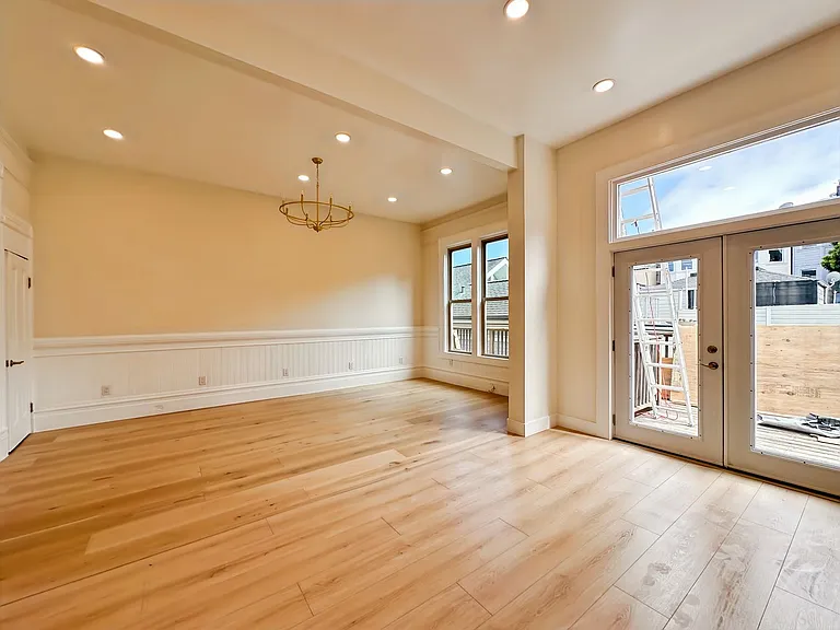 Top-Floor, Remodeled 5BR/2.5BA Victorian Flat, Pet Friendly, Steps from Alamo Square — Photo 4
