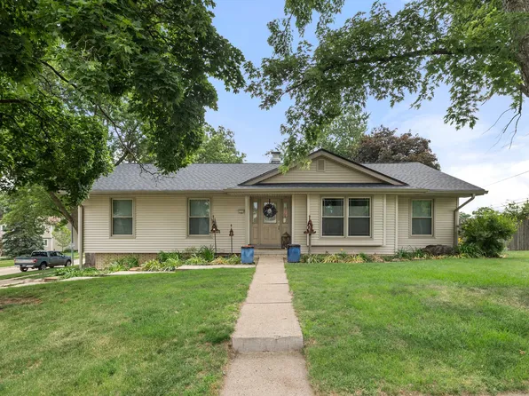 1229 NW 94th Ct, Clive, IA 50325