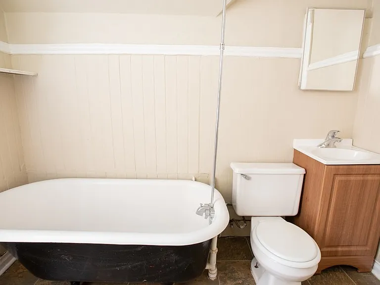 $1395 2 BR, 1 BA Upper Flat in an 1800's Victorian Home - 1704 E Bradford — Photo 19