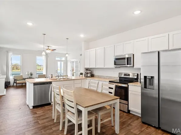 136 Front Lake Lane Ln, Saint Charles, MO 63301