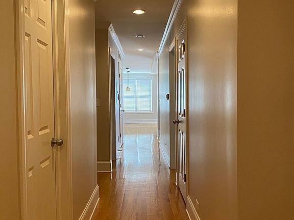 5th image of 718 W Melrose St #4
