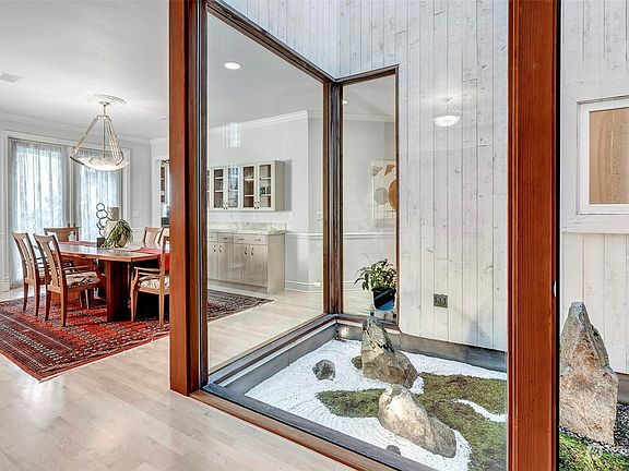 You will be greeted to the peaceful Japanese courtyard 'Tsubo niwa.'>