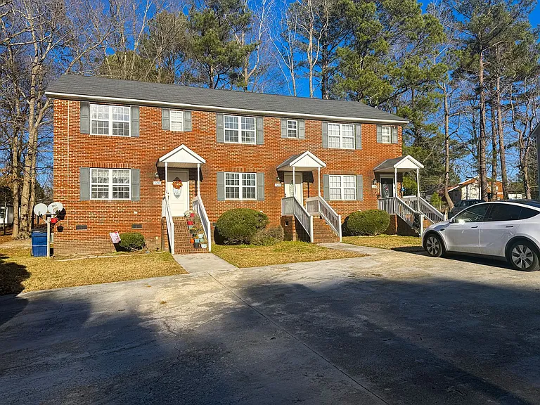 Cambridge Apartments — Photo 4