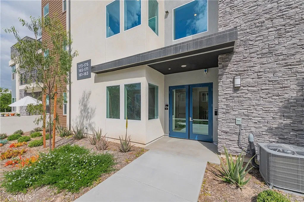 4 bed, 2579 sqft, $7,200 — Photo 3