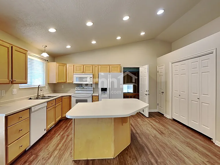 182 S 1125 W — Photo 3