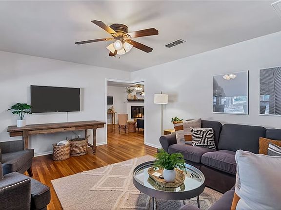 3rd image of 585 Lakeview Cir