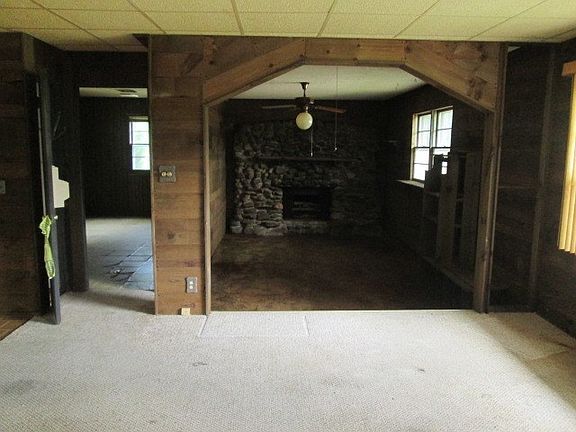 4th image of 1422 Round Lake Dr