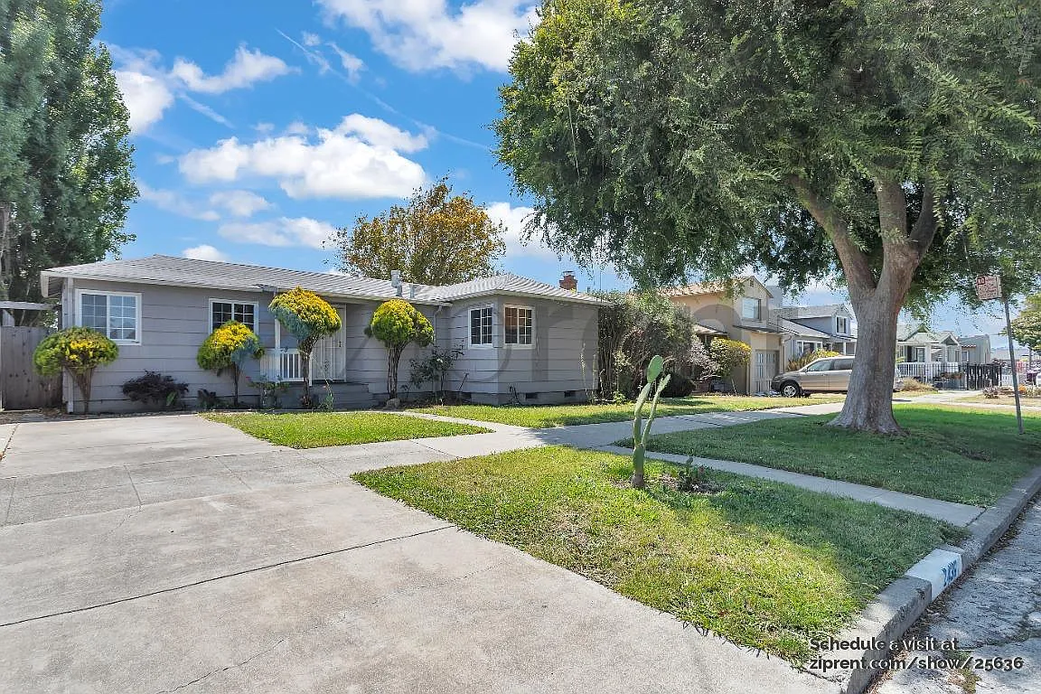 3 bed, 840 sqft, $3,045 — Photo 2
