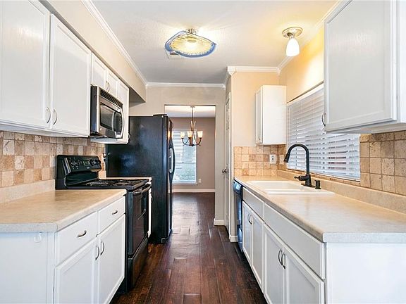 3rd image of 1009 Columbine Dr