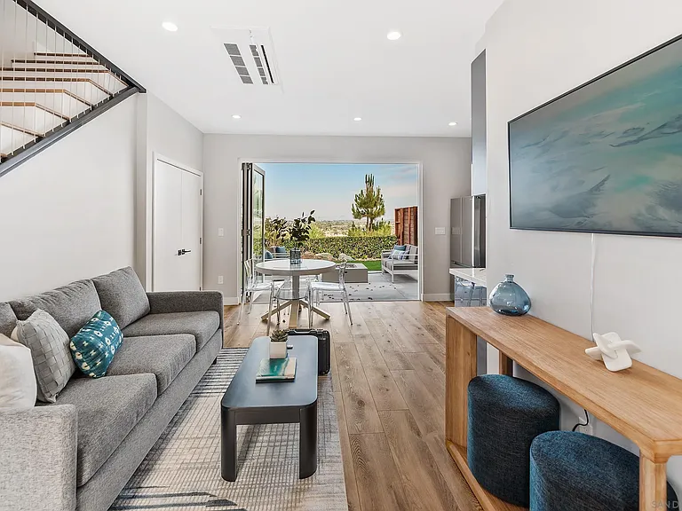 5830 Desert View Dr — Photo 4